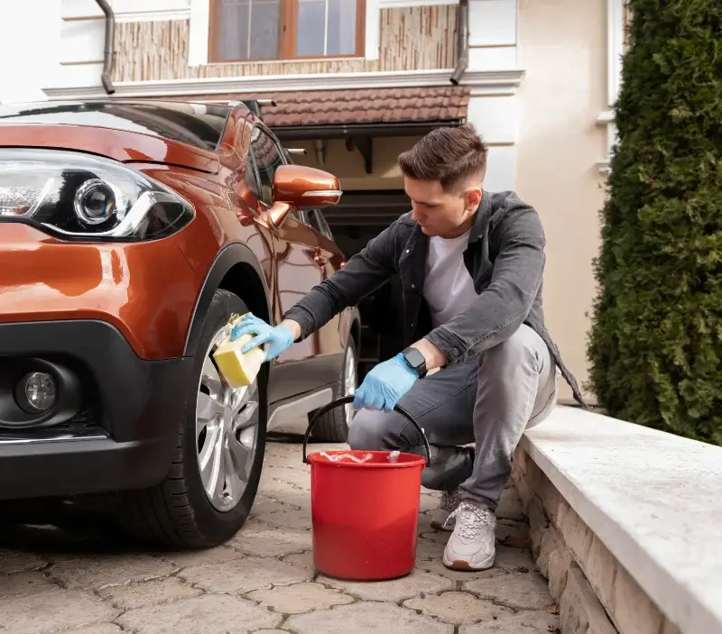 Lavage auto à domicile Cambronne-lès-Clermont : professionnel intervenant sur un véhicule